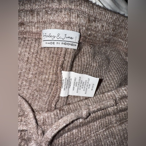 Cozy Beige Knit Shorts - Picture 3 of 3